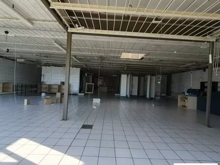 location commerce 808 m²