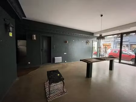 location commerce 54 m²