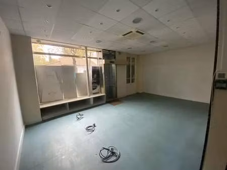 location commerce 57 m²
