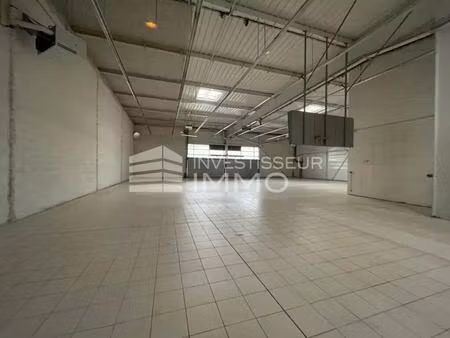 location commerce 895 m²