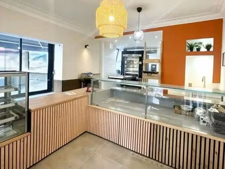 location commerce 165 m²