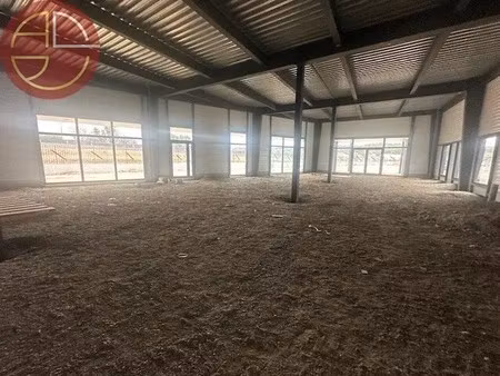 location commerce 1 000 m²