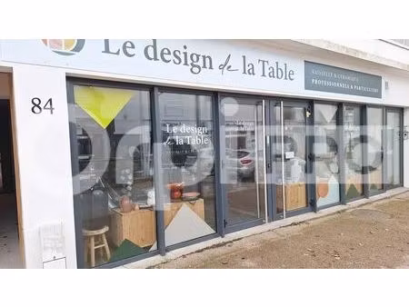 location commerce 69 m²