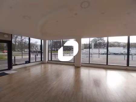 location commerce 60 m²