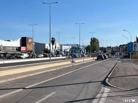 location commerce 300 m²