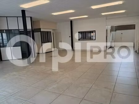 location commerce 160 m²