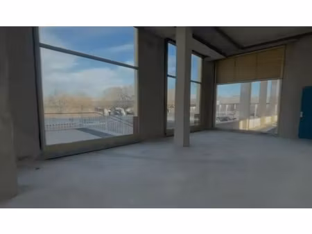 location commerce 104 m²