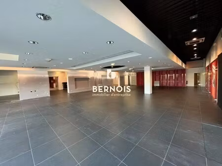 location commerce 930 m²