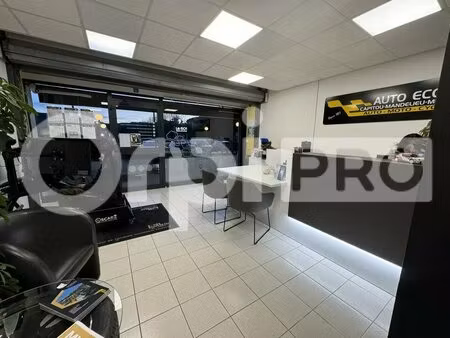 location commerce 54 m²