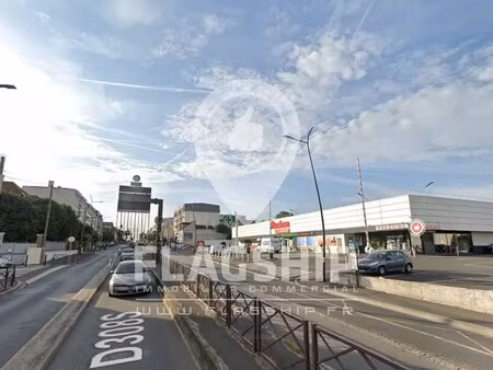 location commerce 243 m²
