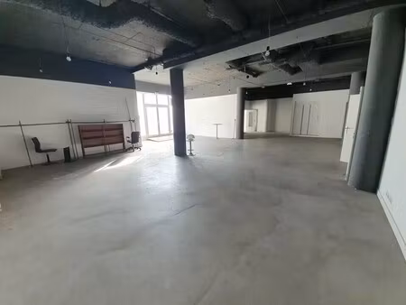 location commerce 296 m²