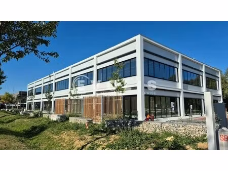 location commerce 104 m² à 2 113 m²