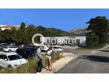 location commerce 297 m²