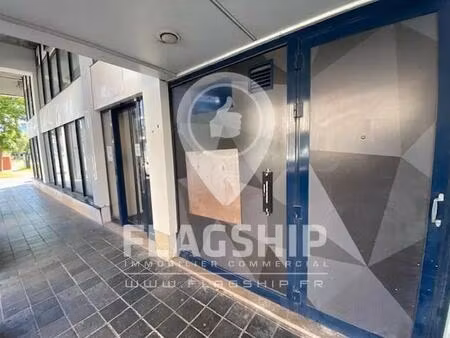 location commerce 221 m²
