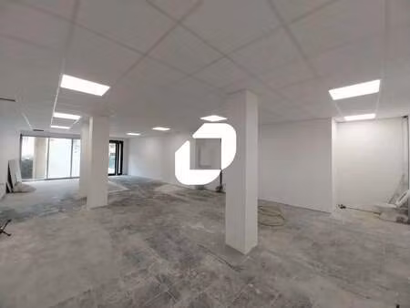location commerce 75 m²