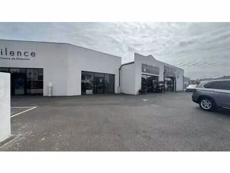 location commerce 154 m²
