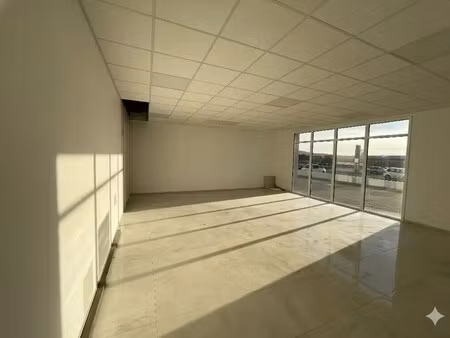 location commerce 99 m²