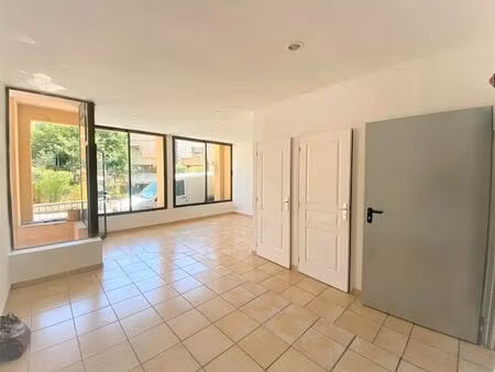 location commerce 50 m²