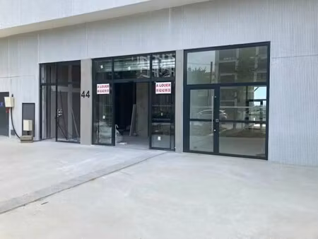 location commerce 215 m²