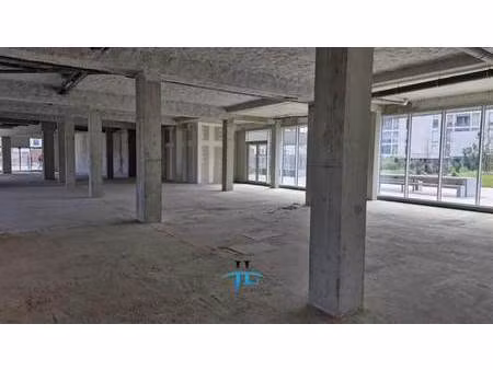 location commerce 303 m² à 855 m²