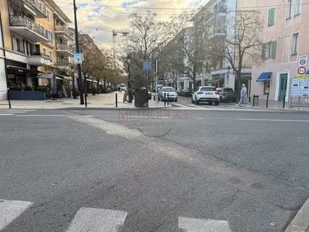 location commerce 45 m²