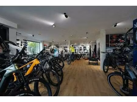 location commerce ecully 69130 180m²