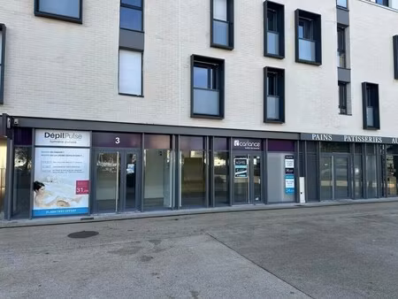 location commerce 163 m²