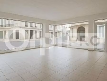 location commerce 114 m²