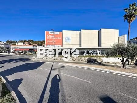 location commerce 1 900 m²