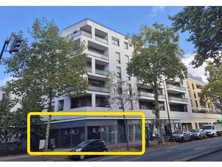 location commerce 210 m²