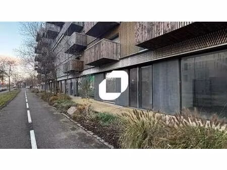 location commerce 66 m²