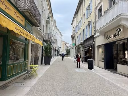 location commerce 129 m²