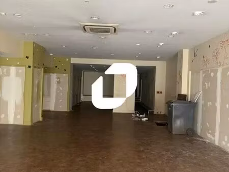 location commerce 240 m²