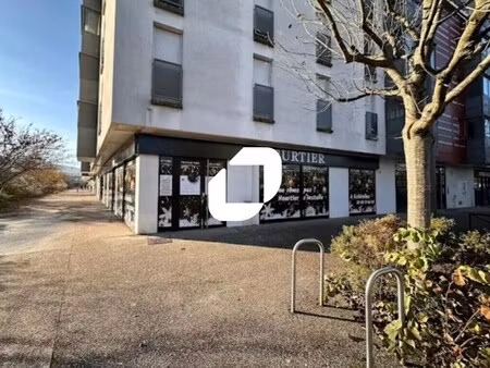 location commerce echirolles 38130 334m²