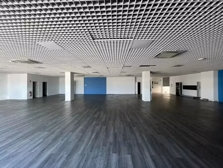 location commerce 930 m²
