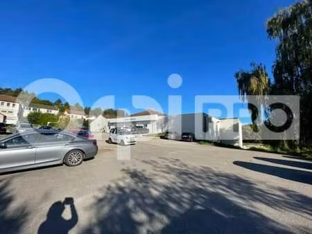 location commerce 216 m²