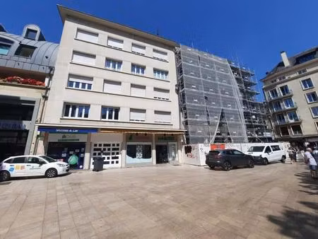 location commerce 99 m²