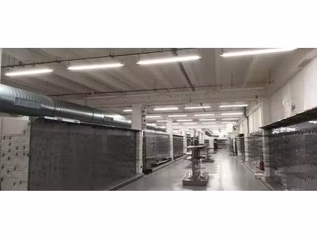 location commerce 810 m²