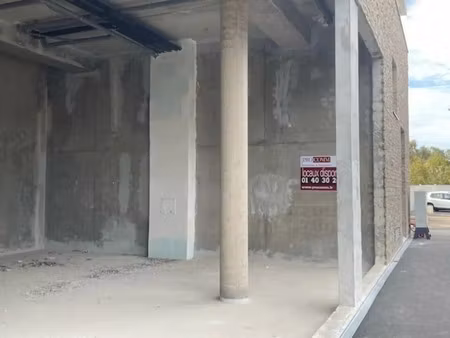 location commerce 127 m²