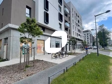 location commerce grenoble 38000 81m²