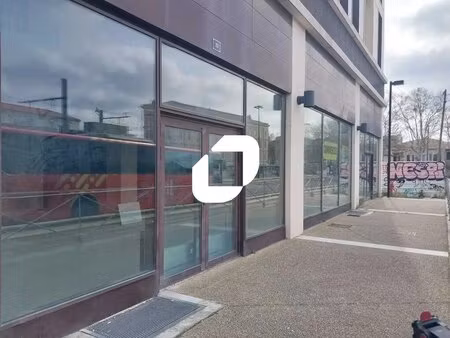 location commerce 835 m²