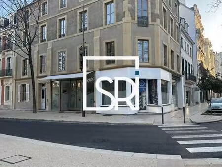 location commerce 100 m²