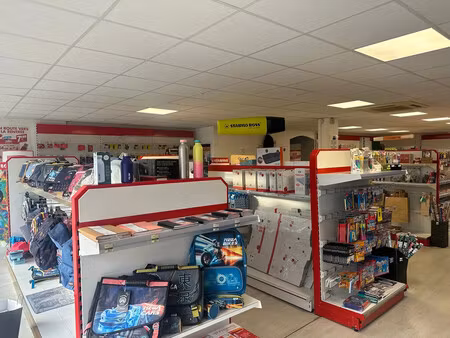 location commerce istres 13800 176m²