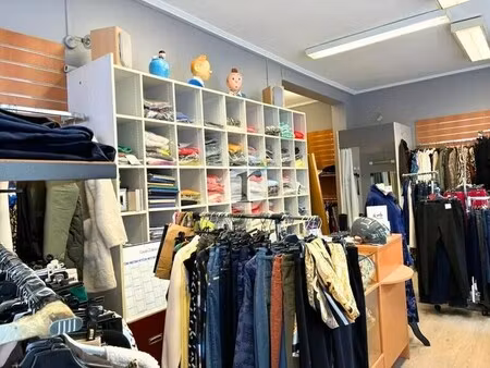 location commerce 66 m²