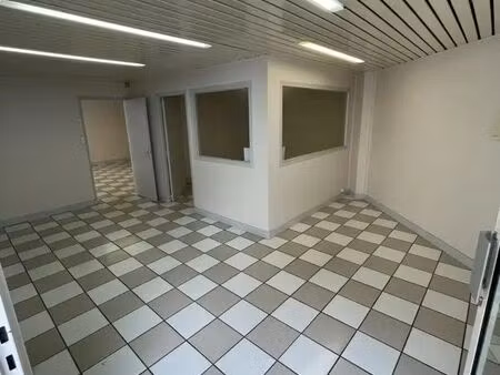 location commerce 63 m²