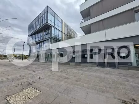 location commerce 136 m²