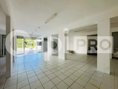 location commerce 134 m²