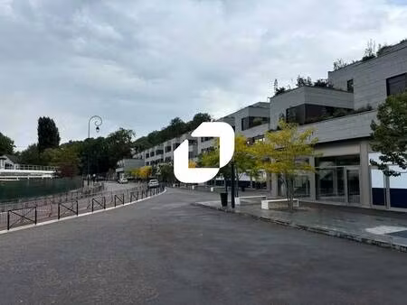 location commerce 106 m² à 586 m²