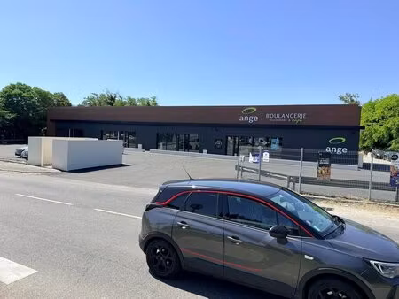 location commerce apt 84400 357m²