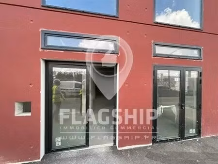 location commerce 115 m²